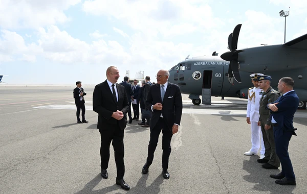 İlham Əliyevə İtaliyanın "Leonardo" şirkətinin istehsalı olan hərbi təyyarə təqdim edilib - YENİLƏNİB - FOTO