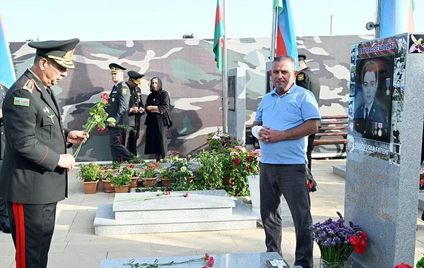 Silahlı Qüvvələr Günü münasibətilə Ulu Öndərin və şəhidlərin məzarları ziyarət olunub - FOTO