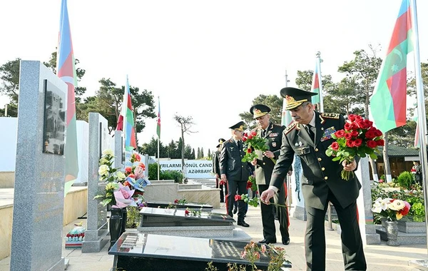 Silahlı Qüvvələr Günü münasibətilə Ulu Öndərin və şəhidlərin məzarları ziyarət olunub - FOTO