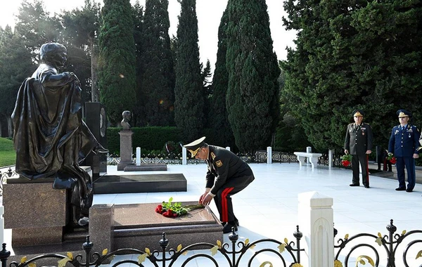 Silahlı Qüvvələr Günü münasibətilə Ulu Öndərin və şəhidlərin məzarları ziyarət olunub - FOTO