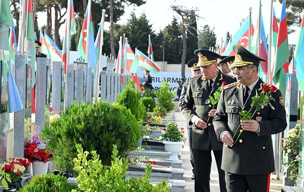 Silahlı Qüvvələr Günü münasibətilə Ulu Öndərin və şəhidlərin məzarları ziyarət olunub - FOTO