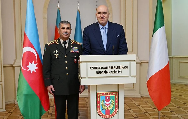 Zakir Həsənov italiyalı həmkarını "ADEX" 5-ci Azərbaycan Beynəlxalq Müdafiə Sərgisinə dəvət edib - FOTO