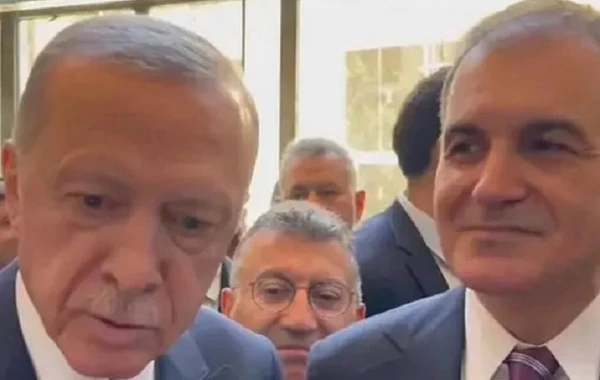 Rəcəb Tayyib Ərdoğan qadın müxbirin dırnaq boyasına təəccübləndi: Mən nə edəcəyəm indi? - VİDEO