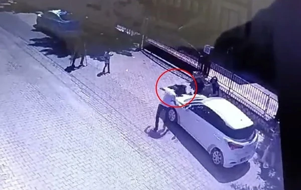Gəlin qayınananı başmağı ilə döyüb, avtomobili ilə əzdi - FOTO