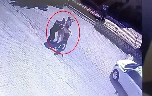 Gəlin qayınananı başmağı ilə döyüb, avtomobili ilə əzdi - FOTO