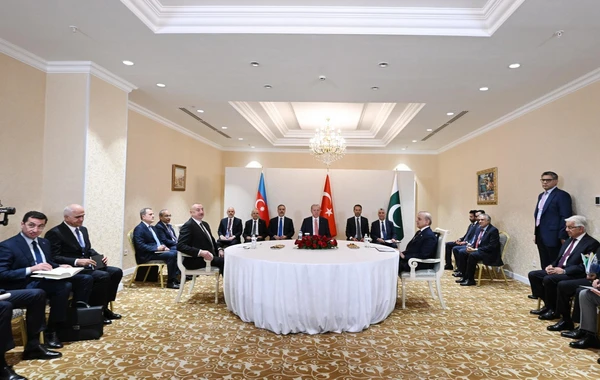 Astanada Azərbaycan Prezidenti, Türkiyə Prezidenti və Pakistanın Baş naziri arasında üçtərəfli görüş keçirilib - YENİLƏNİB - FOTO
