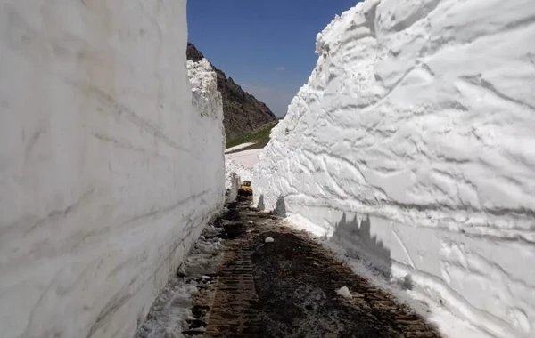 Yayın ortasında 8 metr qar yağdı - FOTO