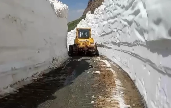Yayın ortasında 8 metr qar yağdı - FOTO