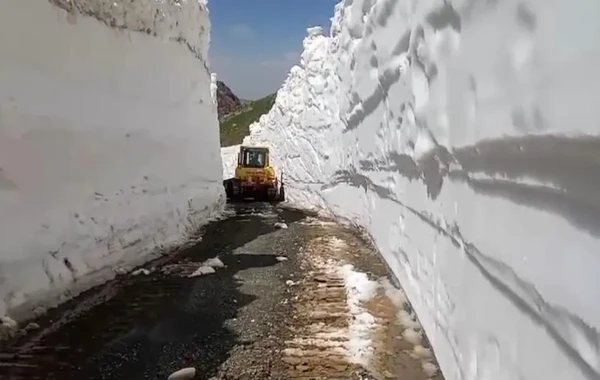 Yayın ortasında 8 metr qar yağdı - FOTO