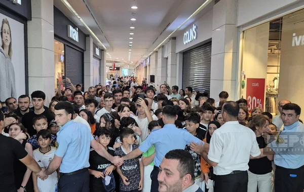 "Qarabağ"ın futbolçularının iştirakı ilə azarkeşlər üçün imza mərasimi baş tutub - FOTO