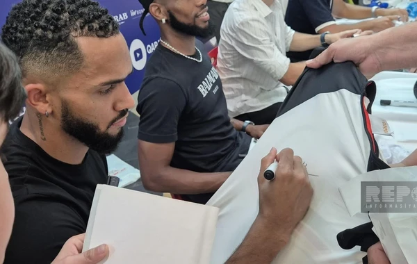 "Qarabağ"ın futbolçularının iştirakı ilə azarkeşlər üçün imza mərasimi baş tutub - FOTO