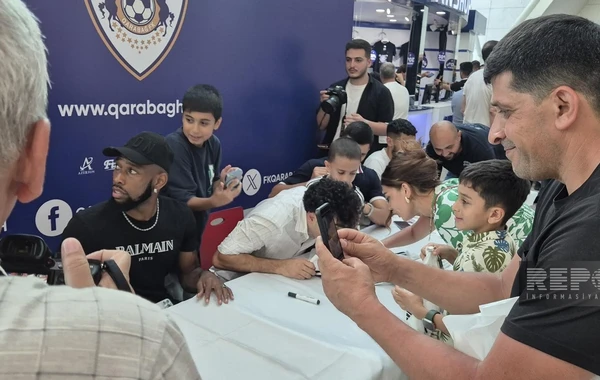 "Qarabağ"ın futbolçularının iştirakı ilə azarkeşlər üçün imza mərasimi baş tutub - FOTO