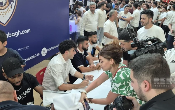 "Qarabağ"ın futbolçularının iştirakı ilə azarkeşlər üçün imza mərasimi baş tutub - FOTO