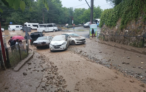 Metrolar gölə çevrildi, avtomobillər sular altında qaldı - FOTO/VİDEO