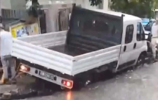 Yağışdan sonra yol çökdü - Avtomobillər içinə düşdü - FOTO/VİDEO