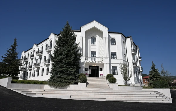 İlham Əliyev Xankəndidə əsaslı təmir və bərpadan sonra “Qarabağ” hotelinin açılışında iştirak edib - YENİLƏNİB - FOTO