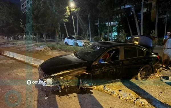 Bakıda BMW "Nissan"ı vurub səkiyə tulladı - FOTO/VİDEO