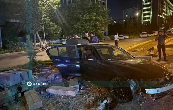 Bakıda BMW "Nissan"ı vurub səkiyə tulladı - FOTO/VİDEO