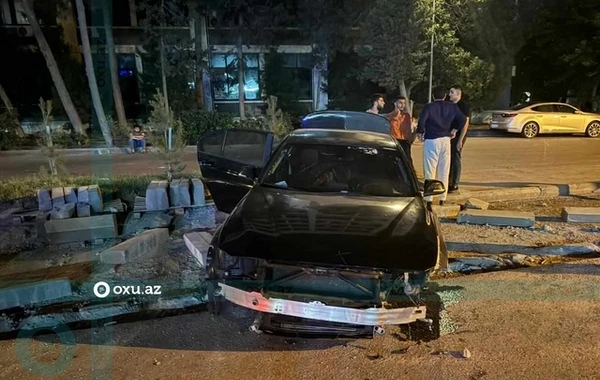 Bakıda BMW "Nissan"ı vurub səkiyə tulladı - FOTO/VİDEO