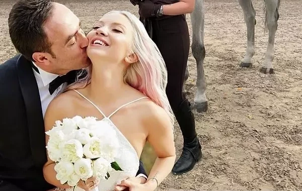 Müğənni ona at hədiyyə edən ərinə ad günündə son model avtomobil bağışladı - FOTO