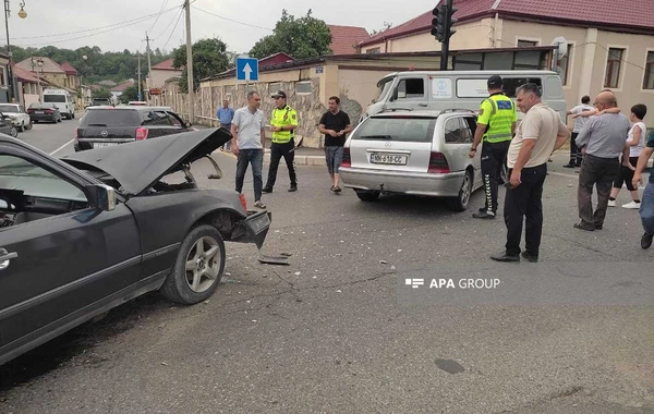 Qubada təcili yardım avtomobili zəncirvarı qəzaya düşüb - FOTO