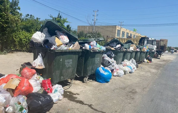 Bu qəsəbədə zibil konteynerləri aşıb-daşır - Sakinlər şikayət edir - FOTO