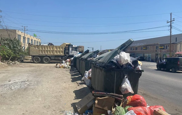 Bu qəsəbədə zibil konteynerləri aşıb-daşır - Sakinlər şikayət edir - FOTO
