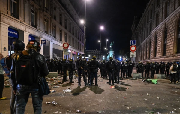 Paris alov içində! Solçuların seçki zəfərini qeyd edən qruplar polislə toqquşub - FOTOLAR