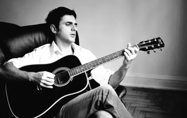 Teomanın 30 illik gitarasından əldə edilən gəlir uşaqlara xərclənəcək