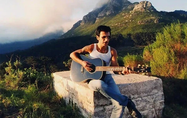 Kenan Doğulu Teomanın gitarası üçün 466 min ödədi - FOTO