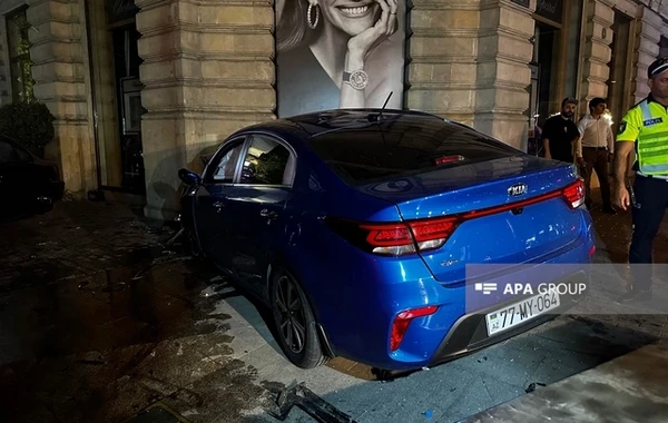 Bakıda iki avtomobil toqquşub, 5 nəfər xəsarət alıb - FOTO