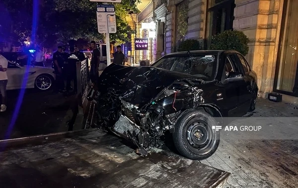 В Баку столкнулись два автомобиля, пострадали 5 человек - ФОТО