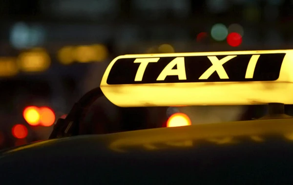 Sərnişinə əxlaqsız təkliflər edən daha bir taksi sürücüsü həbs edildi
