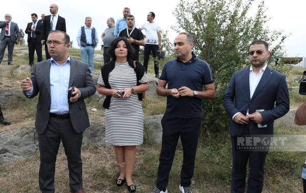 II Qlobal Media Forumunda iştirak edən xarici qonaqlar üçün Şuşada gəzinti təşkil edilib - FOTO