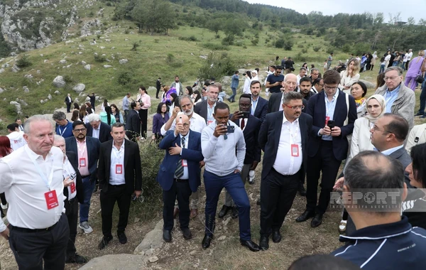 II Qlobal Media Forumunda iştirak edən xarici qonaqlar üçün Şuşada gəzinti təşkil edilib - FOTO