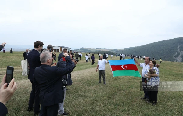 II Qlobal Media Forumunda iştirak edən xarici qonaqlar üçün Şuşada gəzinti təşkil edilib - FOTO