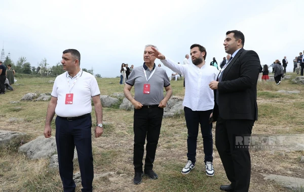 II Qlobal Media Forumunda iştirak edən xarici qonaqlar üçün Şuşada gəzinti təşkil edilib - FOTO
