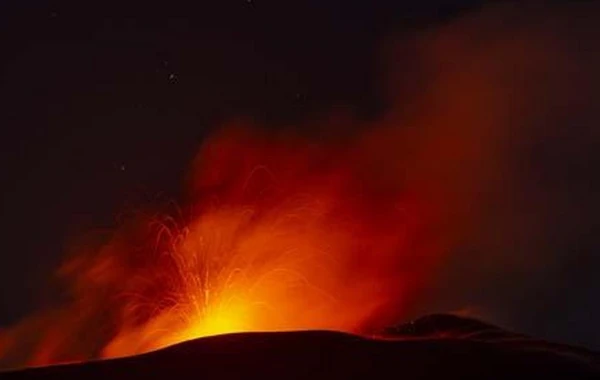 Etna yenə oyandı - Uçuşlar dayandırıldı - FOTO