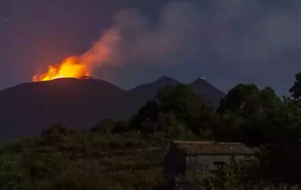 Etna yenə oyandı - Uçuşlar dayandırıldı - FOTO