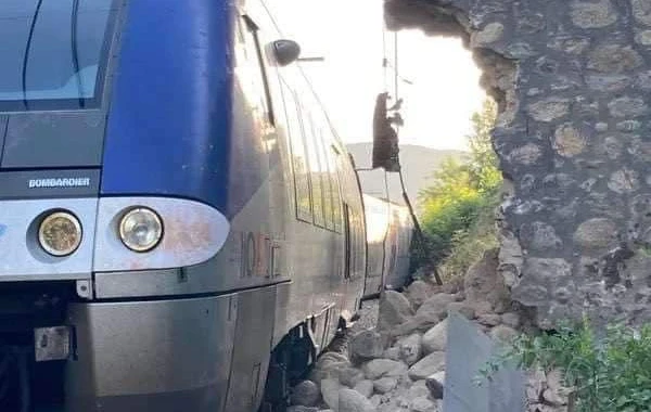 Fransada qatar relsdən çıxdı: Xəsarət alanlar var - FOTO