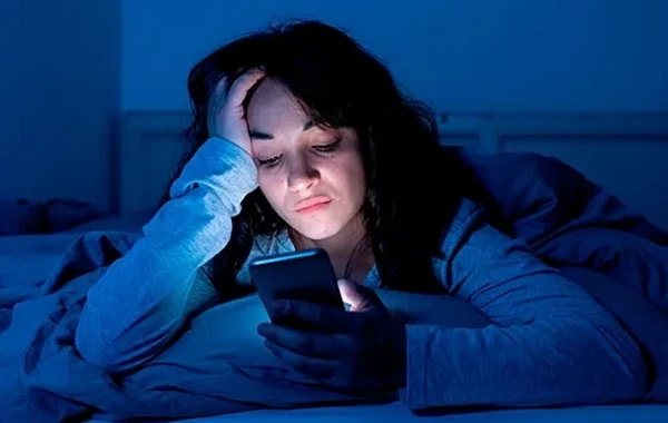 Smartfonların mavi işığı insan dərisi üçün zərərlidir