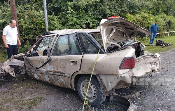 Oğuzda avtomobil ağaca dəyərək hissələrə bölünüb, sürücü ağır xəsarət alıb - FOTO