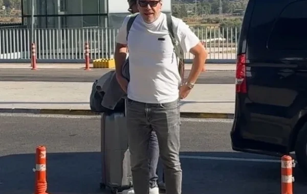 Fransız aktyor kişi sevgilisi ilə Bodrum hava limanında görüntülənib - FOTO