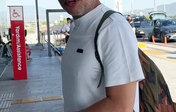 Fransız aktyor kişi sevgilisi ilə Bodrum hava limanında görüntülənib - FOTO