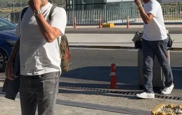 Fransız aktyor kişi sevgilisi ilə Bodrum hava limanında görüntülənib - FOTO
