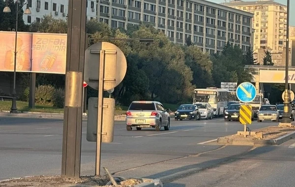 Yolu səhv salan sürücü prospektdə maşınların üzərinə sürdü - FOTO