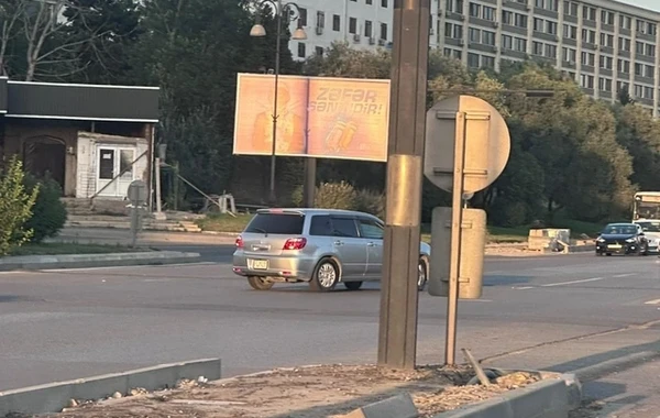 Yolu səhv salan sürücü prospektdə maşınların üzərinə sürdü - FOTO
