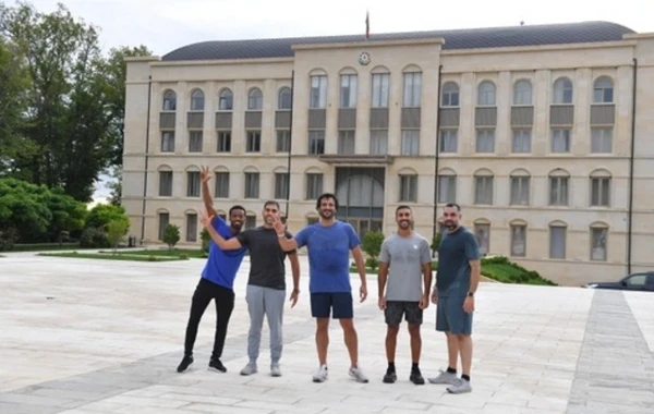 BƏƏ-nin iqtisadiyyat naziri Şuşada səhər yürüşündə - FOTO