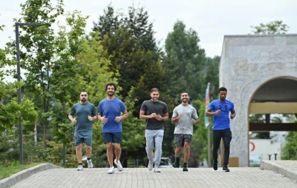BƏƏ-nin iqtisadiyyat naziri Şuşada səhər yürüşündə - FOTO