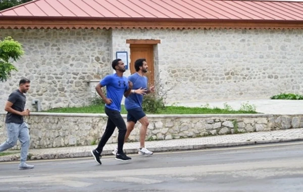 BƏƏ-nin iqtisadiyyat naziri Şuşada səhər yürüşündə - FOTO